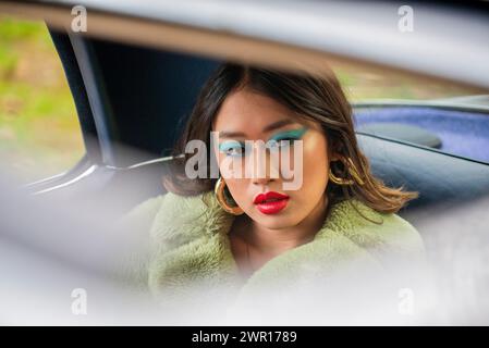 Junge asiatische Frau Oldtimer Mode Make-up Lifestyle entspannend schwul schön Stockfoto