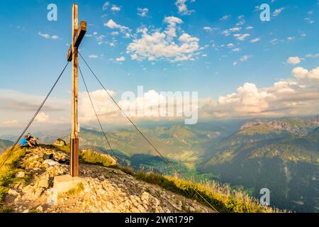 Mellau: Kanisfluh im Bregenzerwaldgebirge, Gipfelkreuz, Blick nach Au im Bregenzerwald, Vorarlberg, Stockfoto