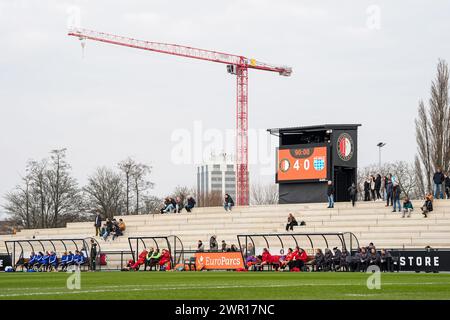 Rotterdam, Niederlande. März 2024. Rotterdam - das Ergebnis während des Spiels zwischen Feyenoord V1 und PEC Zwolle V1 bei Nieuw Varkenoord am 10. März 2024 in Rotterdam, Niederlande. Credit: Box to Box Pictures/Alamy Live News Stockfoto