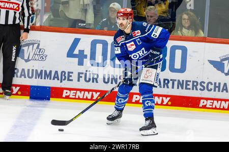 #6 Daryl Boyle, Verteidiger und Captain Schwenninger Wild Wings mit dem Puck. (Villingen-Schwenningen, Deutschland, 05.11.2023) Stockfoto