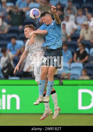 Sydney, Australien. März 2024. Corey Edward Brown (L) von Brisbane Roar FC und Joseph Lolley (R) von Sydney FC sind im Allianz Stadium im Spiel der Isuzu UTE A-League 2023-24 in der Runde 20 zwischen Sydney FC und Brisbane Roar FC. Endstand Sydney FC 1:1 Brisbane Roar FC. Quelle: SOPA Images Limited/Alamy Live News Stockfoto