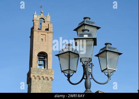 La città di Montalcino im Val d'Orcia nel cuore della Toscana/Stadt Montalcino im Val d'Orcia im Herzen der Toskana Stockfoto