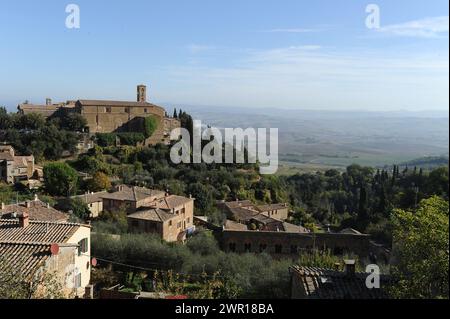 La città di Montalcino im Val d'Orcia nel cuore della Toscana/Stadt Montalcino im Val d'Orcia im Herzen der Toskana Stockfoto