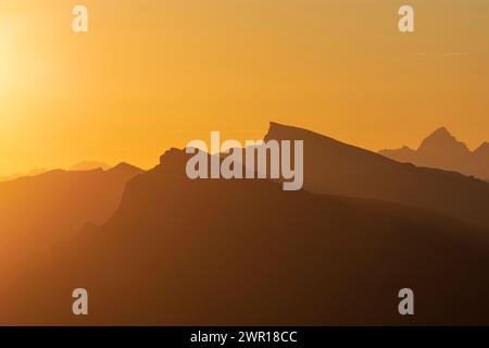 : Sonnenaufgang am Berg Diedamskopf (links) und am Berg hoher Ifen (Hochifen) (rechts) in Walsertaler Bergen, Allgäuer Alpen in Bregenzerwa Stockfoto