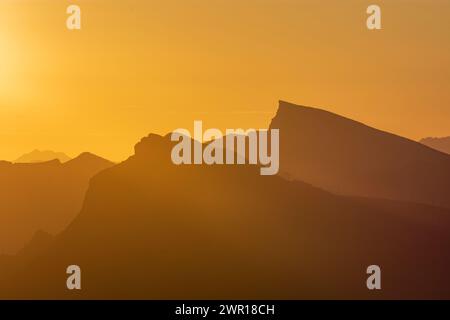 : Sonnenaufgang am Berg Diedamskopf (links) und am Berg hoher Ifen (Hochifen) (rechts) in Walsertaler Bergen, Allgäuer Alpen in Bregenzerwa Stockfoto