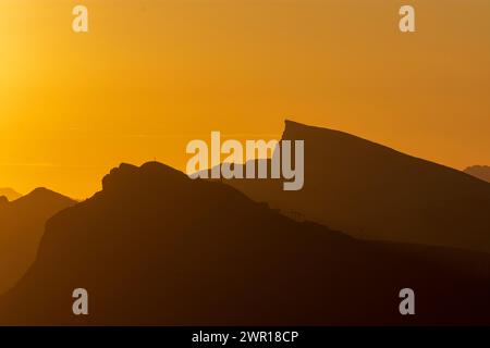 : Sonnenaufgang am Berg Diedamskopf (links) und am Berg hoher Ifen (Hochifen) (rechts) in Walsertaler Bergen, Allgäuer Alpen in Bregenzerwa Stockfoto