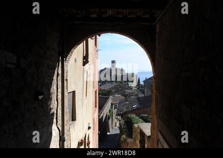 La città di Montalcino im Val d'Orcia nel cuore della Toscana/Stadt Montalcino im Val d'Orcia im Herzen der Toskana Stockfoto