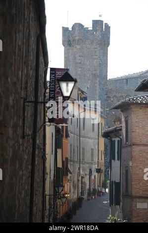 La città di Montalcino im Val d'Orcia nel cuore della Toscana/Stadt Montalcino im Val d'Orcia im Herzen der Toskana Stockfoto