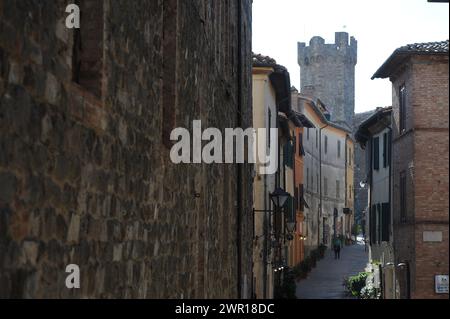 La città di Montalcino im Val d'Orcia nel cuore della Toscana/Stadt Montalcino im Val d'Orcia im Herzen der Toskana Stockfoto