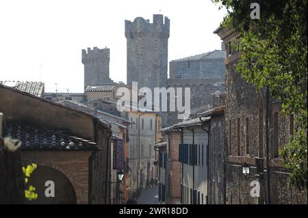 La città di Montalcino im Val d'Orcia nel cuore della Toscana/Stadt Montalcino im Val d'Orcia im Herzen der Toskana Stockfoto