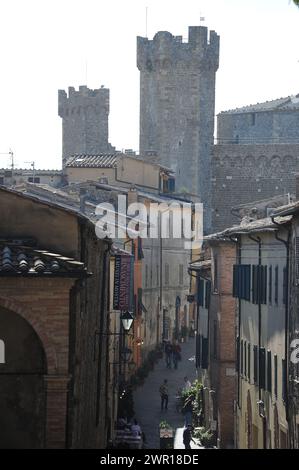 La città di Montalcino im Val d'Orcia nel cuore della Toscana/Stadt Montalcino im Val d'Orcia im Herzen der Toskana Stockfoto