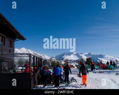 Skifahrer im Bergcafé, Claviere, Italien Stockfoto