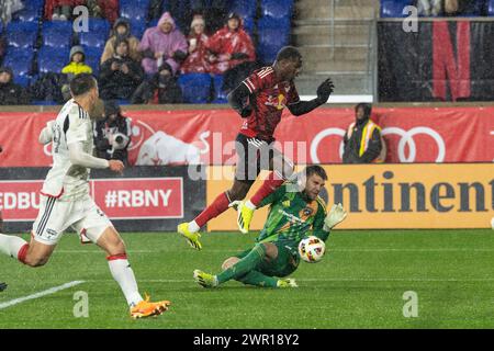 Harrison, Usa. März 2024. Cory Burke (7) von Red Bulls scheiterte beim regulären MLS-Spiel gegen Dallas FC in der Red Bull Arena. Red Bulls gewann mit 2:1. (Foto: Lev Radin/Pacific Press) Credit: Pacific Press Media Production Corp./Alamy Live News Stockfoto