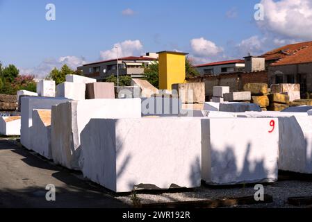 Weißer carrara-Marmorblock im Steinbruch Stockfoto