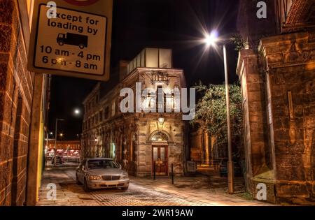 Newcastle upon Tyne - 12. November 2011 - Blick auf Corner Pub bei Nacht mit traditioneller Architektur, Großbritannien Stockfoto