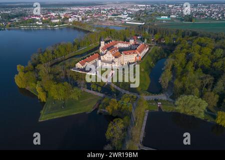 Blick aus einer Höhe auf das alte Schloss Neswizh an einem sonnigen Maimorgen (Schießen von einem Quadcopter). Weißrussland Stockfoto