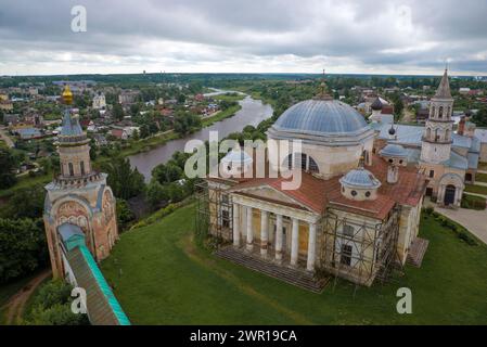 Blick auf den Fluss Tvertsa vom Glockenturm des alten Boris- und Gleb-Klosters. Torzhok. Region Tver, Russland Stockfoto