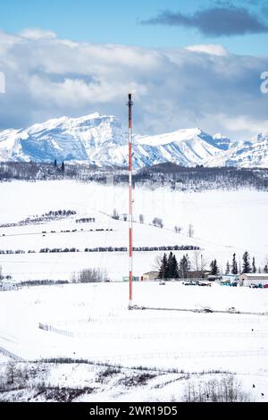 Rocky View County Alberta Canada, 2. März 2024: Flare Stack aus einer Gasanlage mit Blick auf die Kanadischen Rocky Mountains nach dem Jahr der UCP-Regierung von Alberta Stockfoto