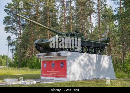 KAMENKA, RUSSLAND - 02. JULI 2022: Sowjetischer Panzer T-80 auf einem Sockel an einem sonnigen Julitag. Ein Gedenkschild an der Stelle des motorisierten Gewehrs B der 138. Garde Stockfoto