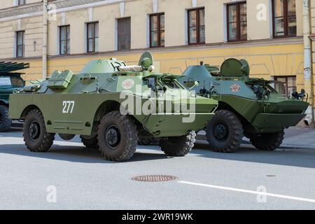 SANKT PETERSBURG, RUSSLAND - 4. MAI 2023: Zwei sowjetische Panzerfahrzeuge BRDM-2 an einem sonnigen Tag auf einer Stadtstraße. Vorbereitungen für die Militärparade in h Stockfoto