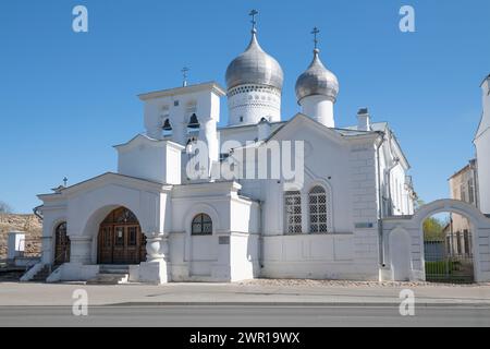PSKOW, RUSSLAND - 08. MAI 2023: Alte Kirche von Varlaam Chutynskij auf Zvanitsa (1495) an einem sonnigen Maitag Stockfoto
