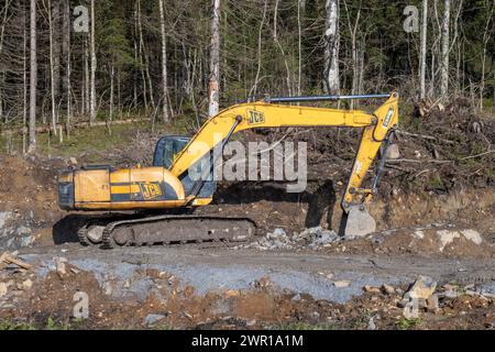 RUSKEALA, RUSSLAND - 06. OKTOBER 2023: Raupenbagger JCB JS220 beim Straßenbau im Wald an einem sonnigen Oktobertag. Karelien Stockfoto