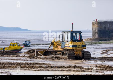 Der Bulldozer bewegt Sand am Weston Super Mare Beach, um den Auswirkungen der langen Küstendrift vor der Sommersaison entgegenzuwirken Stockfoto