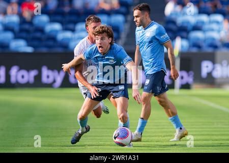 Sydney, Australien. März 2024. Keegan Jelacic aus Brisbane tritt am 10. März 2024 im Allianz Stadium in Sydney mit Max Burgess aus Sydney um den Ball an. Credit: IOIO IMAGES/Alamy Live News Stockfoto