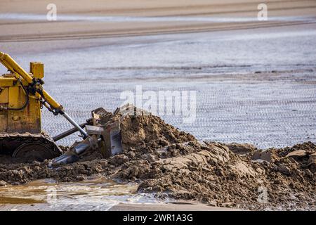 Der Bulldozer bewegt Sand am Weston Super Mare Beach, um den Auswirkungen der langen Küstendrift vor der Sommersaison entgegenzuwirken Stockfoto