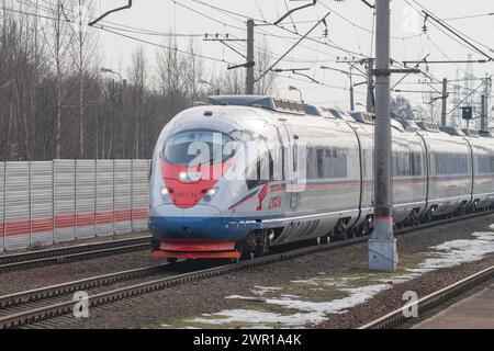 PETRO-SLAVJANKA, RUSSLAND - 4. MÄRZ 2024: Hochgeschwindigkeitszug EVS1-20 'Sapsan' auf dem Bahnhof Slavjanka an einem Märztag. Oktjabrskaja Eisenbahn Stockfoto