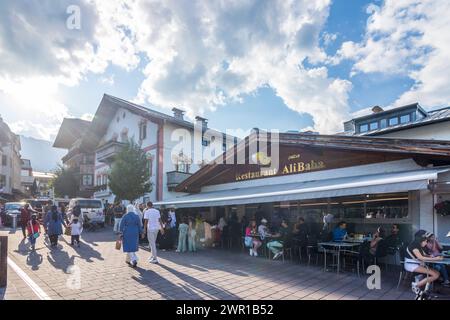 Zell am See: Restaurant Ali Baba, arabische Touristen warten auf Plätze im Pinzgau, Salzburg, Österreich Stockfoto