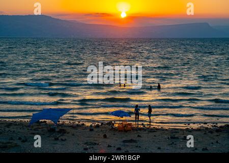 Sonnenaufgang auf dem See von Galiläa, auch Tiberias-See oder Kinneret genannt Stockfoto