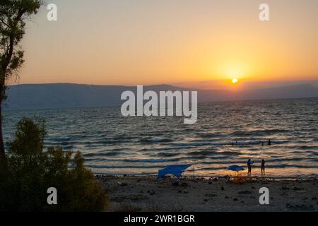 Sonnenaufgang auf dem See von Galiläa, auch Tiberias-See oder Kinneret genannt Stockfoto