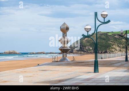 Dama-Statue von Marcos Hernando, Strandpromenade Itsasertza Kalea in Zarauts, Pais Vasco, Spanien Stockfoto