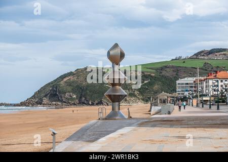 Dama-Statue von Marcos Hernando, Strandpromenade Itsasertza Kalea in Zarauts, Pais Vasco, Spanien Stockfoto