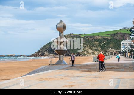 Dama-Statue von Marcos Hernando, Strandpromenade Itsasertza Kalea in Zarauts, Pais Vasco, Spanien Stockfoto