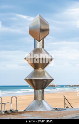 Dama-Statue von Marcos Hernando, Strandpromenade Itsasertza Kalea in Zarauts, Pais Vasco, Spanien Stockfoto