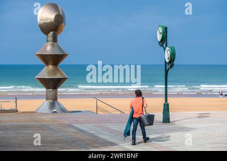 Dama-Statue von Marcos Hernando, Strandpromenade Itsasertza Kalea in Zarauts, Pais Vasco, Spanien Stockfoto