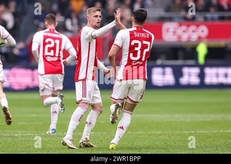 AMSTERDAM, NIEDERLANDE - 10. MÄRZ: Kenneth Taylor von AFC Ajax, Josip Sutalo vom AFC Ajax feiern das zweite Tor während des niederländischen Eredivisie-Spiels zwischen Ajax und Fortuna Sittard in der Johan Cruijff Arena am 10. März 2024 in Amsterdam. (Foto: Peter Lous/Orange Pictures) Stockfoto