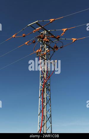 Eine Stromleitung an erhöhten Masten an einem schönen Tag bei klarem Himmel Stockfoto