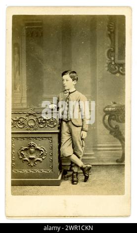 Original viktorianische Carte de Visite (Visitenkarte oder CDV) eines jungen viktorianischen Jungen, viktorianisches Kind namens Thomas Hugh Smith, datiert vom Juli 1869 im Alter von 7 Jahren und 8 Monaten. Aus dem Fotostudio von L Dolibo (aus Paris) 24 St Georges Road, Brighton, Großbritannien Stockfoto