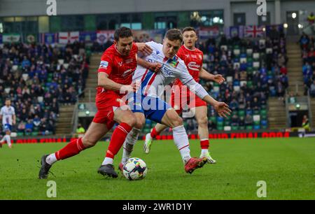National Football Stadium im Windsor Park, Belfast, Nordirland, Großbritannien. März 2024. Finale des BetMcLean League Cup – Linfield gegen Portadown. (Linfield in blau). Aktion ab dem heutigen Finale. Quelle: CAZIMB/Alamy Live News. Stockfoto