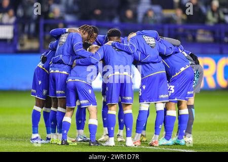 Sheffield, Großbritannien. März 2024. Sheffield Wednesday Spieler treffen sich während des Sheffield Wednesday FC gegen Leeds United FC SKY Bet EFL Championship Matches am 8. März 2024 im Hillsborough Stadium, Sheffield, Vereinigtes Königreich. Credit: Every Second Media/Alamy Live News Stockfoto