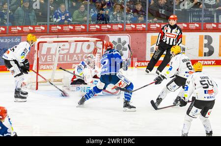 Schwenninger Wild Wings - Pinguins Bremerhaven, Helios Arena, Penny DEL, 30. Spieltag Hauptrunde: #47 Alexander Karachun (Schwenningen) allein vor To Stockfoto