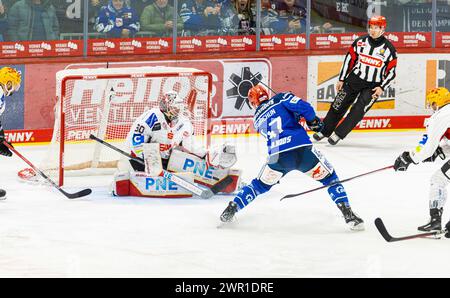 Schwenninger Wild Wings - Pinguins Bremerhaven, Helios Arena, Penny DEL, 30. Spieltag Hauptrunde: #47 Alexander Karachun (Schwenningen) allein vor To Stockfoto