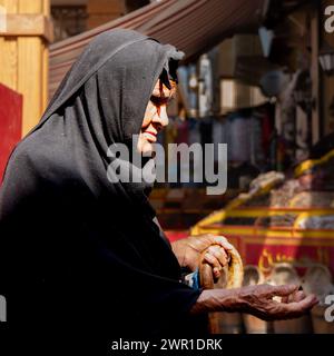 Ältere Frau bettelt auf einem ägyptischen Markt Stockfoto