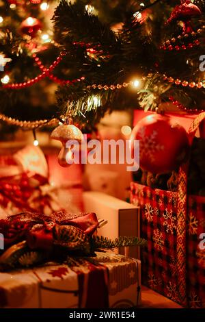 Wunderschöne Weihnachtsgeschenkboxen und Geschenke unter dem Weihnachtsbaum Stockfoto