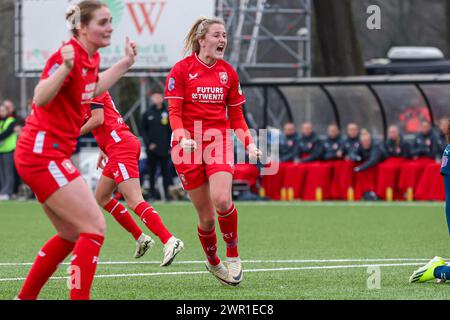 ENSCHEDE, NIEDERLANDE - 10. MÄRZ: Wieke Kaptein vom FC Twente feiert das erste Tor beim niederländischen Azerion Vrouwen Eredivisie Spiel zwischen FC Twente und PSV am 10. März 2024 in Schreurserve in Enschede, Niederlande. (Foto: Ben Gal/Orange Pictures) Stockfoto