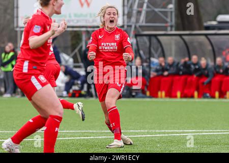 ENSCHEDE, NIEDERLANDE - 10. MÄRZ: Wieke Kaptein vom FC Twente feiert das erste Tor beim niederländischen Azerion Vrouwen Eredivisie Spiel zwischen FC Twente und PSV am 10. März 2024 in Schreurserve in Enschede, Niederlande. (Foto: Ben Gal/Orange Pictures) Stockfoto