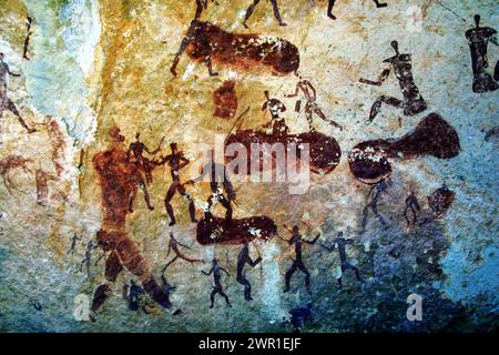 Felsenmalerei der San am Underberg. 2002.02.07, ZAF, Suedafrika, Drakensberge, KwaZulu-Natal, Underberg: Fels- und Hoehlenmalereien der San. In der Gegend finden sich mehr als 600 archäologische Stätten mit über 35,000 Felsmalereien, die Menschen, Tiere und das spirituelle Leben der San über einen Zeitrahmen von 4,000 Jahren darstellen. ZAF, Südafrika, Drakensberg, KwaZulu-Natal, Underberg: San Rock and Cave Paintings. Es gibt mehr als 600 archäologische Stätten in der Gegend mit über 35.000 Felsmalereien, die Menschen, Tiere und das spirituelle Leben der San über einen Zeitraum von 4,00 darstellen Stockfoto